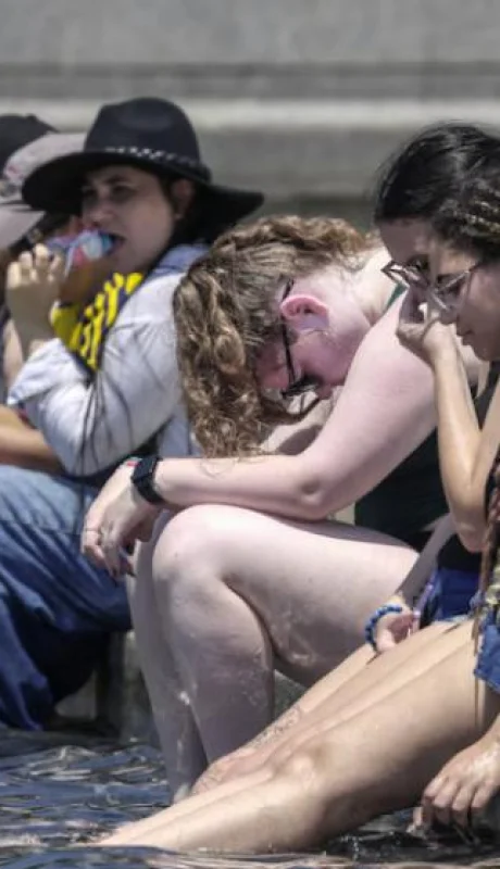 Un abrasador calor asola la ciudad más grande de Estados Unidos.