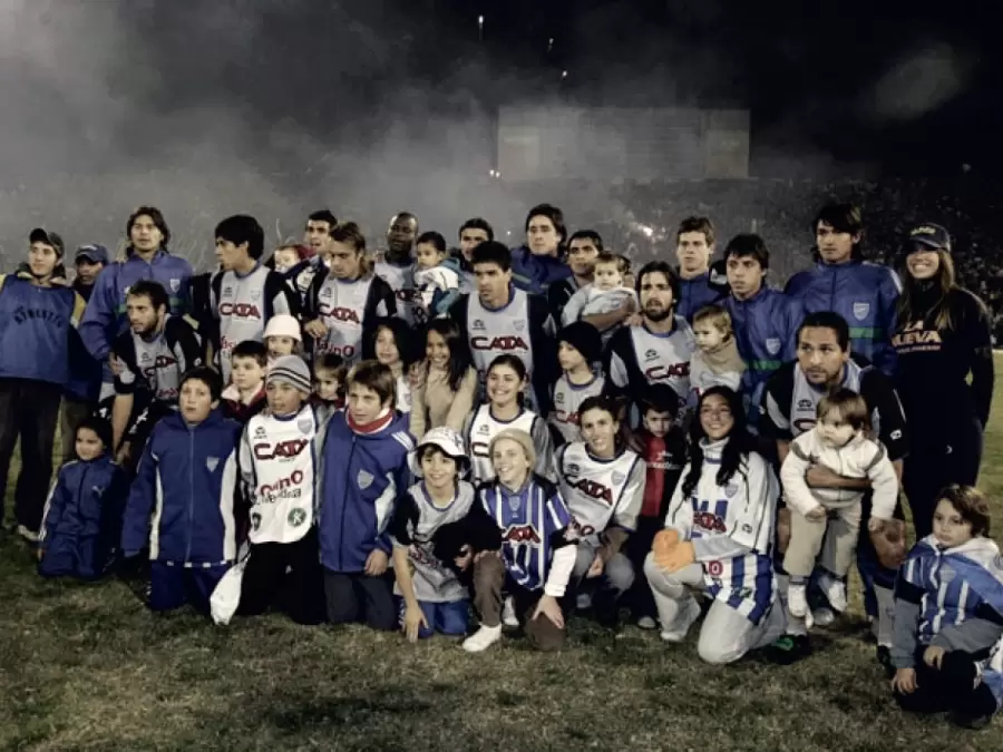 El plantel de Godoy Cruz que ascendió en el Malvinas Argentinas ante Nueva Chicago/ Fuente: Foto de Archivo