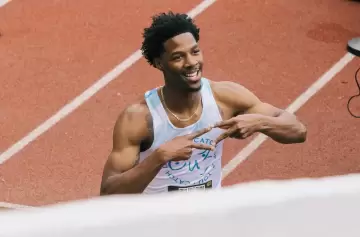 Victoria al desnudo: el pantalón traiciona a Chris Robinson en plena carrera