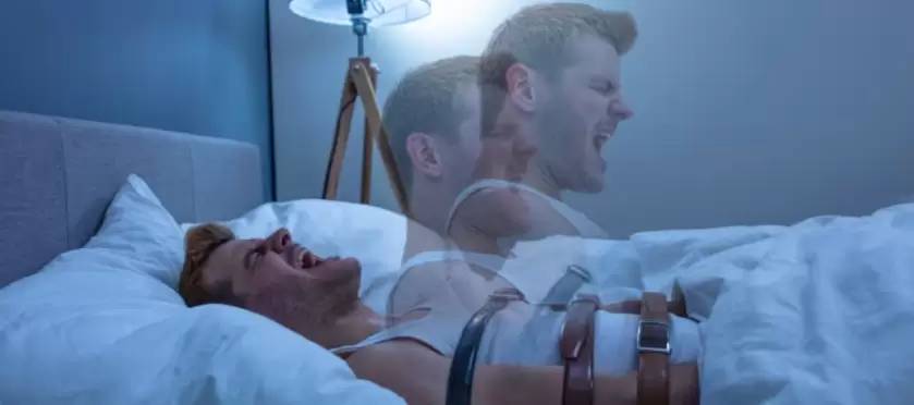 Persona se despierta de repente por una parálisis del sueño, y no puede gritar.