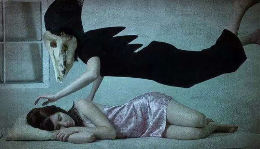 Las personas normalmente experimentan sensaciones que alguien está con ellos mientras tienen parálisis del sueño.