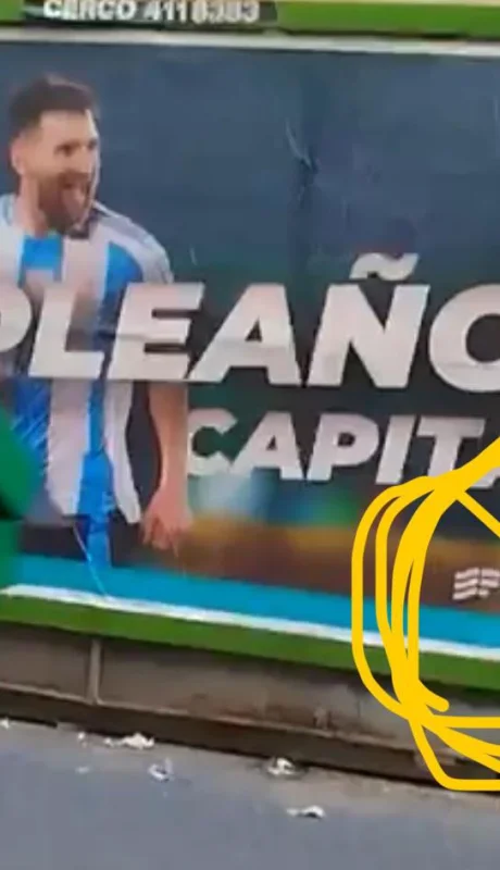 Lionel Mesi y sus carteles.