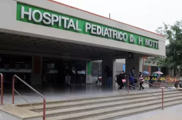 Sigue grave el nene de 6 años que se electrocutó al buscar una pelota en el techo de su casa