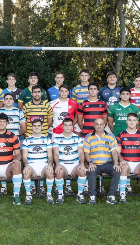 El plantel de Los Pumitas ponen en valor a sus clubes posando con las camisetas de sus equipos