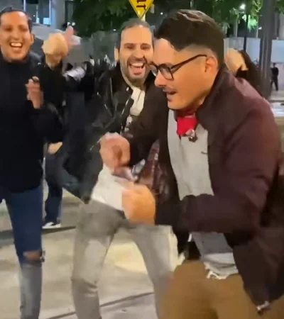 Personas desconocidas caminaban entre aplausos y buena energía.