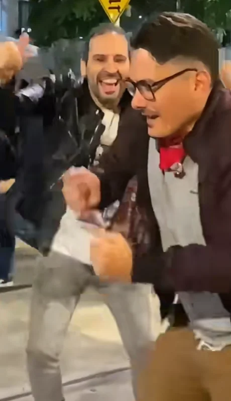 Personas desconocidas caminaban entre aplausos y buena energía.