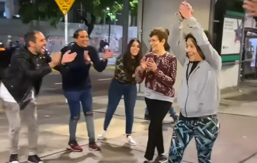 Un túnel, muchos aplausos y emoción.