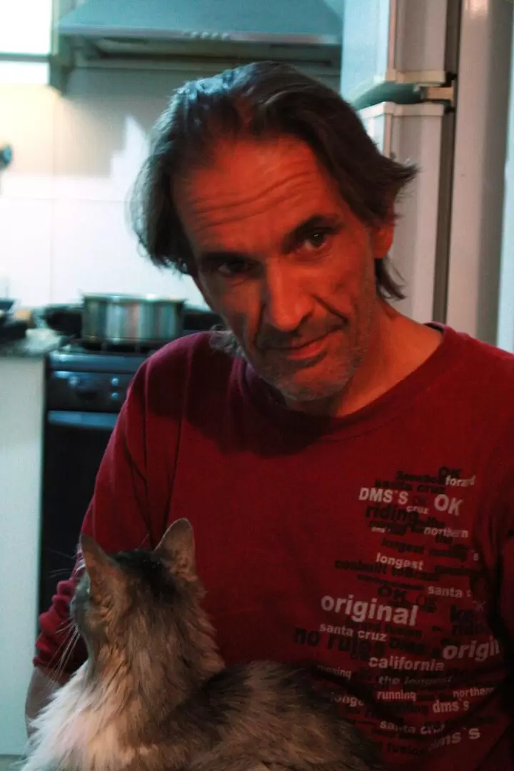 Enrique junto a una de sus hijas felinas