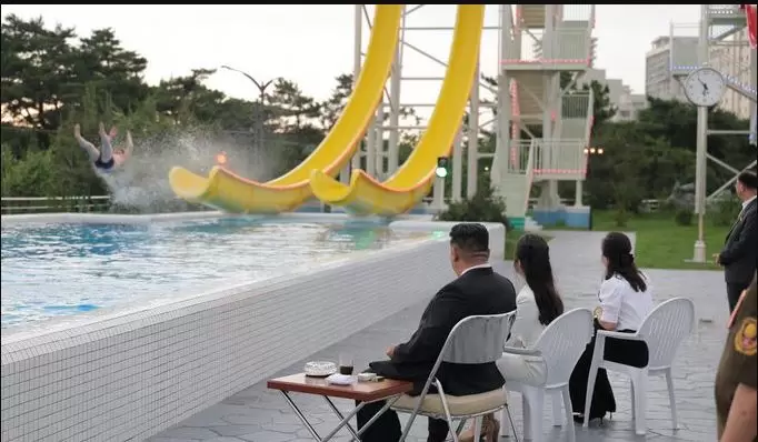Kim Jong-un, junto a su esposa e hija, disfrutando de la inauguración del parque acuático.