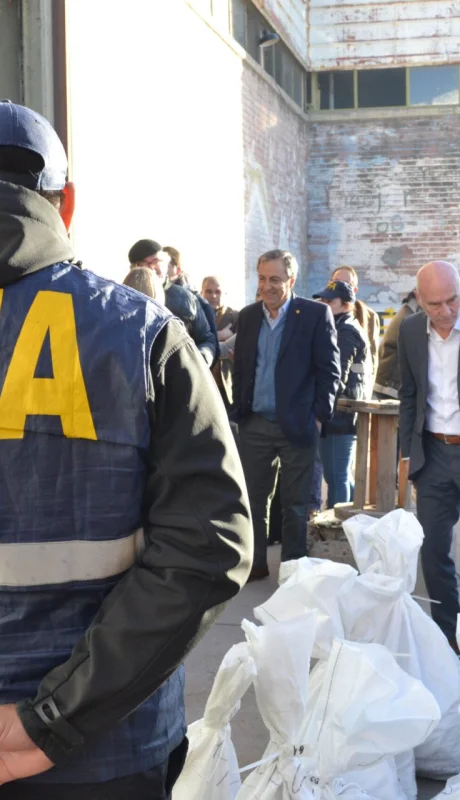 Dalmiro Garay y Enrique Thomas observan el operativo