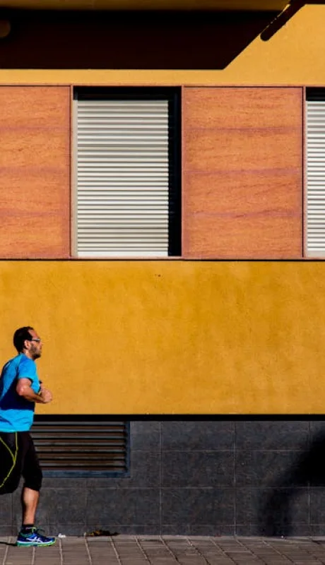 La actividad física es clave para el bienestar, pero es esencial seguir precauciones para evitar riesgos, especialmente en invierno.