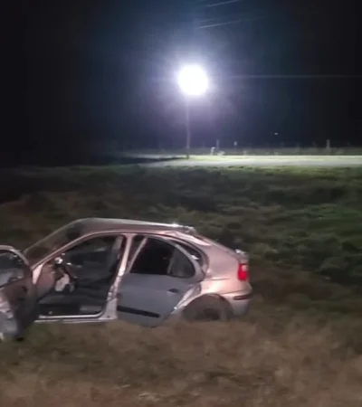 El auto siniestrado en el que viajaban la víctima fatal y otras cuatro personas. (Foto: web)