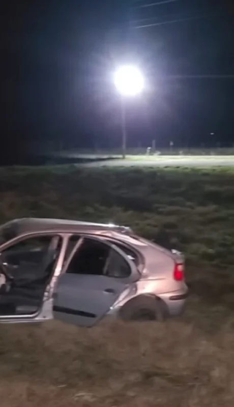 El auto siniestrado en el que viajaban la víctima fatal y otras cuatro personas. (Foto: web)