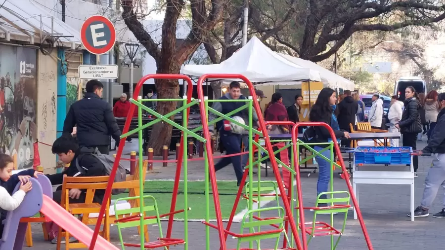 Juegos de mesa, juegos didácticos... y también juegos de plaza.