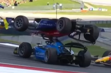 Accidente en la F2:  voló un auto y cayó sobre la cabeza de otro piloto, el Halo evitó lo peor