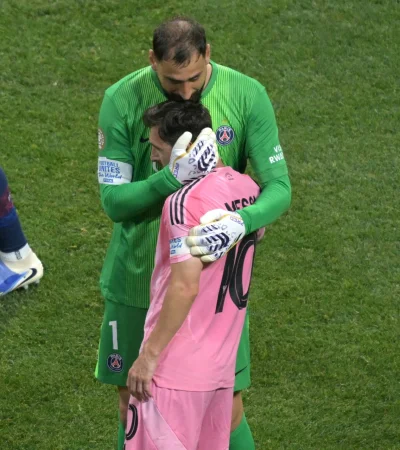 Gianluigi Donnarumma consuelta a Leo Messi tras el partido entre PSG y el Inter Miami en el Mundial de Clubes/Fuente: X