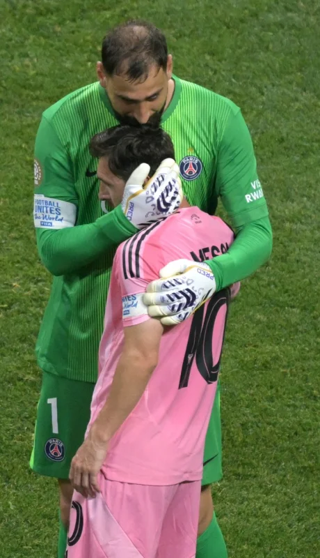 Gianluigi Donnarumma consuelta a Leo Messi tras el partido entre PSG y el Inter Miami en el Mundial de Clubes/Fuente: X