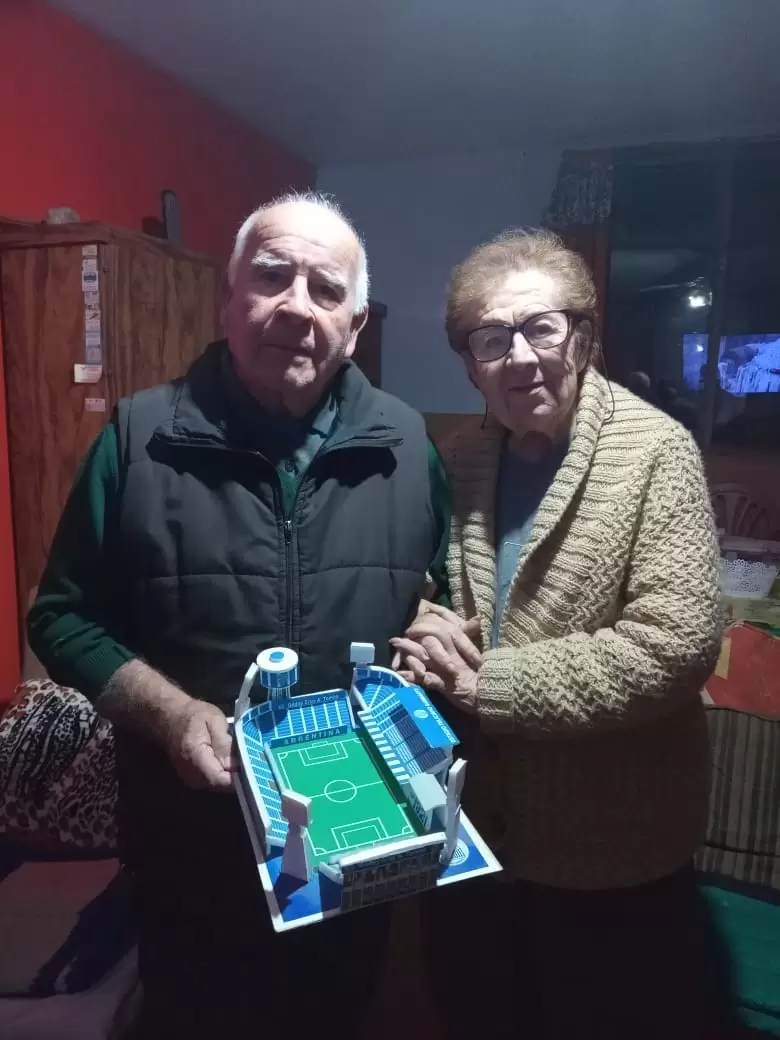 Junto a su compañera de toda la vida y la maqueta del Gambarte