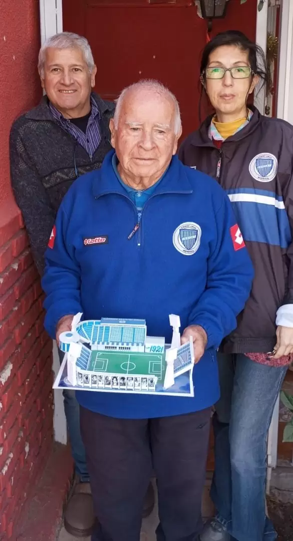 Con la maqueta de su segunda casa; su cuñado y su hija Malvina.