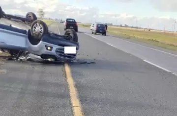 Tragedia en Dolores al volcar un auto en la Ruta 2: dos víctimas fatales