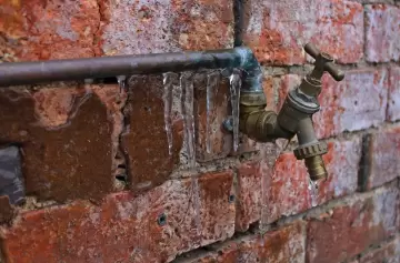 Caños congelados por el frío: guía completa para prevenir daños y pérdidas de agua