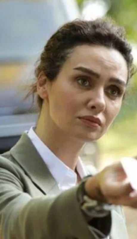 La serie Cementerio aborda casos de feminicidios sin resolver a través de una inspectora decidida a buscar justicia.