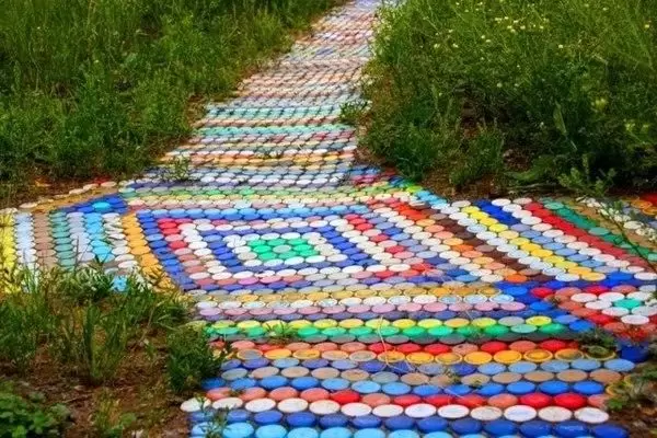 camino de jardin con tapas de plastico- pinterest