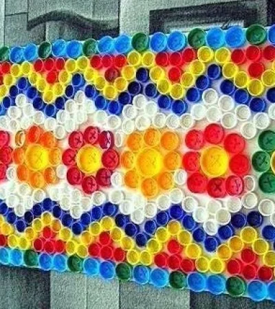 Camino de mesa hecho con tapas de plástico/ Fuente: Pinterest