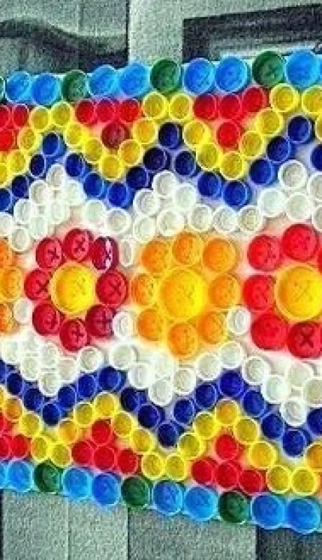 Camino de mesa hecho con tapas de plástico/ Fuente: Pinterest