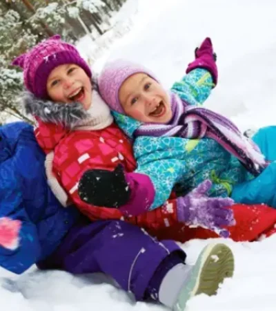 En el juego los niños aprenden no solamente a ejercer sus habilidades físicas sino también a relacionarse socialmente con otros chicos.