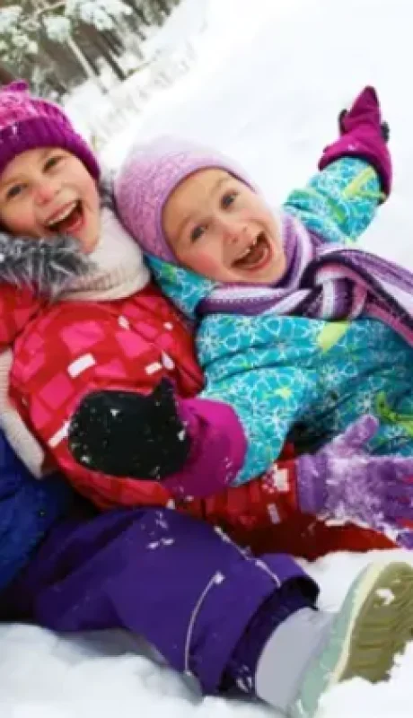 En el juego los niños aprenden no solamente a ejercer sus habilidades físicas sino también a relacionarse socialmente con otros chicos.