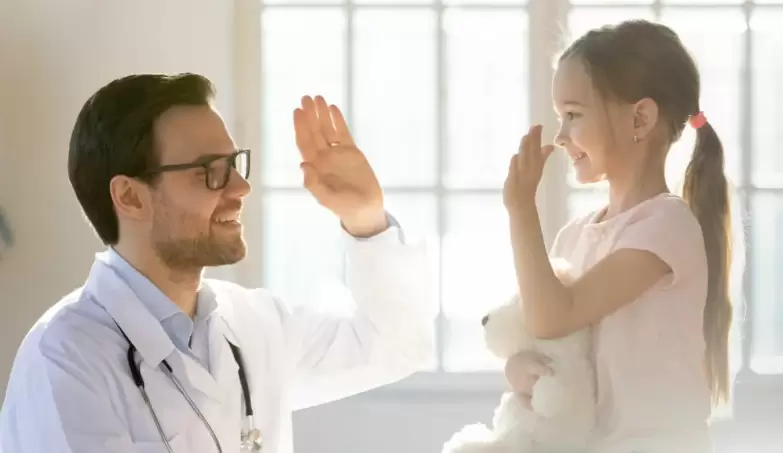 Un médico pediatra es un profesional de la salud que se enfoca en promover, vigilar y cuidar la salud de los niños en su fase de desarrollo.