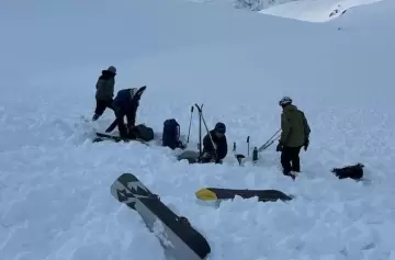 Dramático rescate de una pareja atrapada por una avalancha en el Valle de Olum