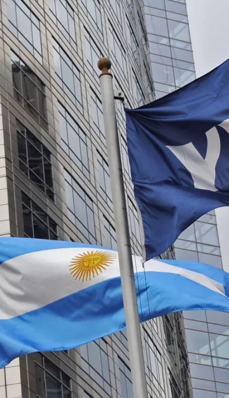 Piden los celulares de Caputo y Massa.