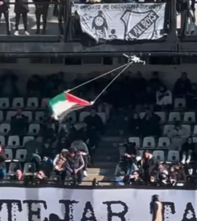 Un dron la bandera de Palestina entró al campo de juego el domingo
