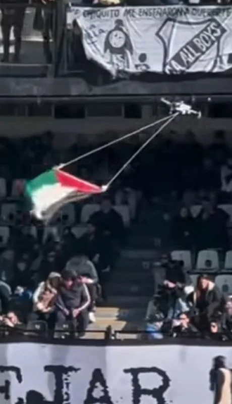 Un dron la bandera de Palestina entró al campo de juego el domingo