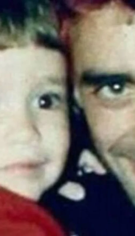Ramiro de niño junto a Rodrigo, su papá