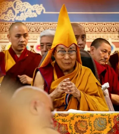 El Océano de Sabiduría, como dice su título, debe pensar en la 15 reencarnación para liderar el reclamo por la libertad tibetana.