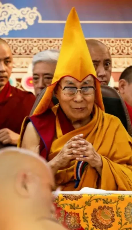 El Océano de Sabiduría, como dice su título, debe pensar en la 15 reencarnación para liderar el reclamo por la libertad tibetana.