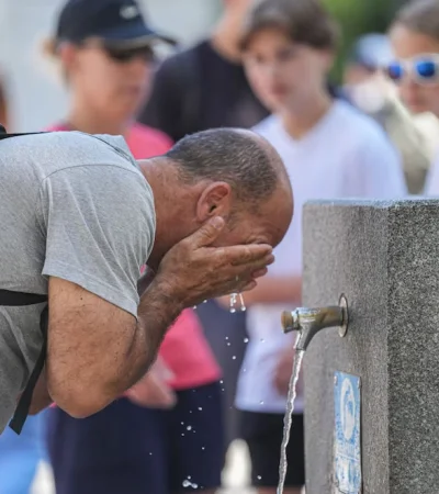 Mientras Argentina y el sur de Chile sufren una ola polar, los países del mediterráneo europeo viven temperaturas sofocantes.