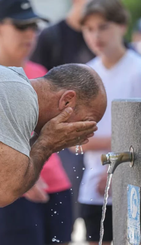 Mientras Argentina y el sur de Chile sufren una ola polar, los países del mediterráneo europeo viven temperaturas sofocantes.