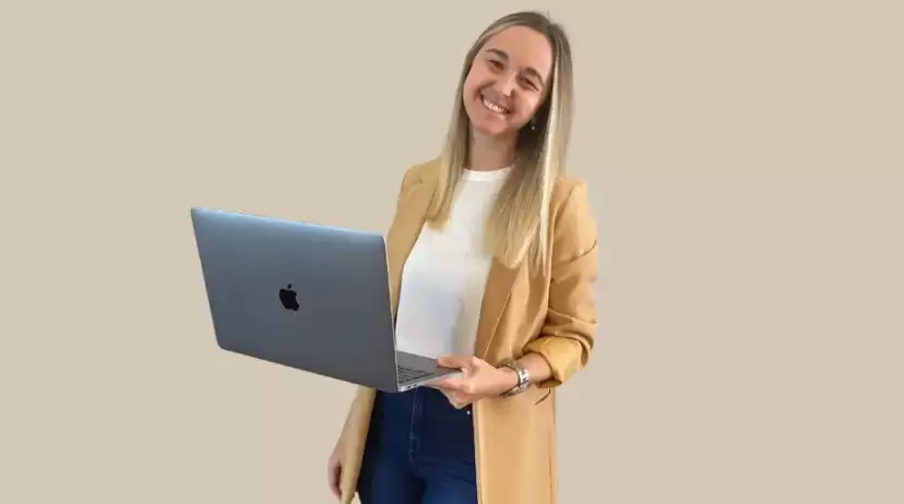 Delfina Gallo, la profesora que creó su propia academia de inglés online y lidera en el mundo digital.