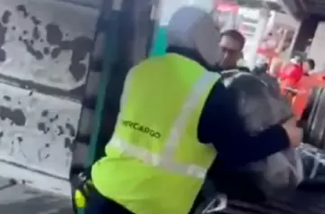 Fueron filmados maltratando valijas en Aeroparque y los despidieron sin aviso