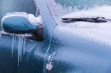 Nunca hagas esto para quitar la escarcha del parabrisas de tu auto