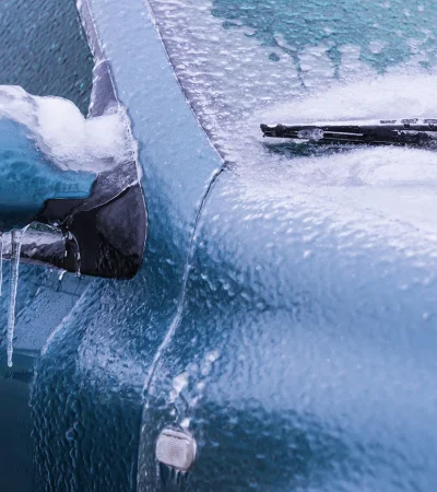 Hielo sobre el auto.