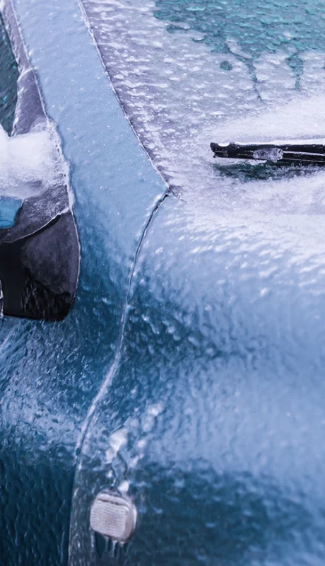 Hielo sobre el auto.