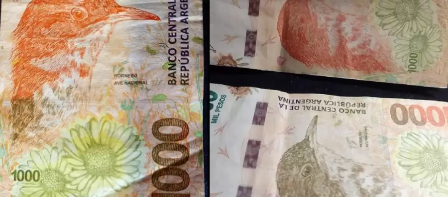 En estos billetes fallados lo que debería verse naranja a veces aparece de un color más apagado y oscuro.