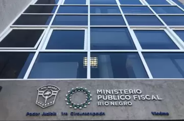 Imputan a una pareja por golpear a su bebé: el padre quedó detenido