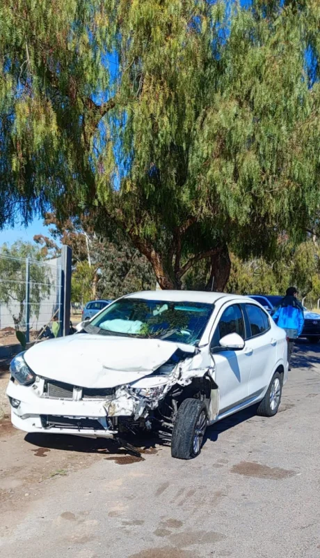 Producto de la descompensación, la conductora del Fiat Cronos terminó invadiendo el carril contrario y chocó de frente con el Toyota.