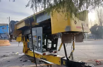 Aparatoso accidente en Rodríguez Peña: una grúa terminó volcada al evitar un choque